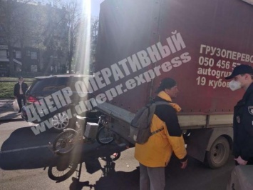 В центре Днепра пьяный велосипедист протаранил грузовик