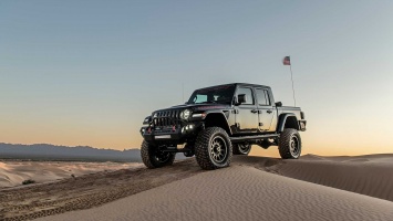 Видео:1000-сильный Jeep Gladiator промчался по пустыне