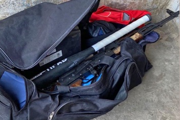 В Кривом Роге под жилым домом нашли сумку с пистолетами, патронами и ножами