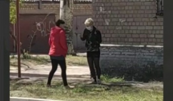 Главное, что в масках - в Мелитополе две девушки рыли землю в поисках наркотиков (видео)