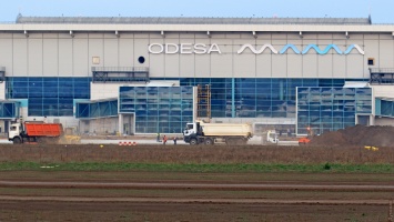 На новом перронном комплексе одесского аэропорта завершается укладка основного слоя бетона