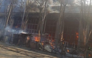 Пожар на складе в Киеве ликвидировали