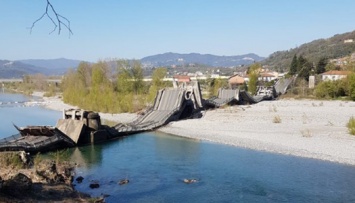Автомобильный мост через реку обрушился в Италии