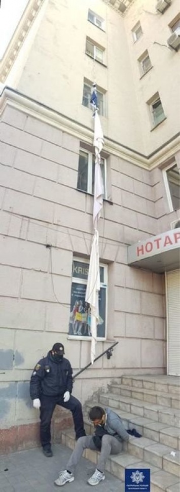 В Запорожье квартирный вор спустился с четвертого этажа на связанных между собой простынях