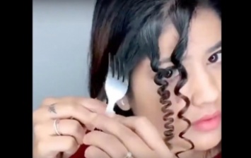 Женщина в изоляции вилкой уложила волосы (видео)