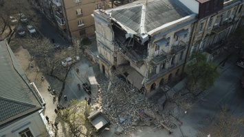 Прохожие чудом спаслись: появилось видео обрушения дома в Одессе
