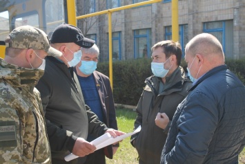 Губернатор Гайдай в Меловом: решили строить новый пункт пропуска и дорогу в заблокированное село