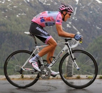 Легендарный испанский велосипедист продает свой байк, на котором выиграл "Тур де Франс", чтобы помочь с пандемией