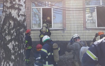 Из-за пожара на территории шахты эвакуировали 570 человек - ГСЧС