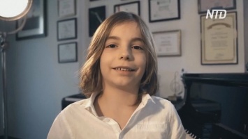 7-летний греческий вундеркинд написал "Вальс изоляции", чтобы поддержать мир (видео)