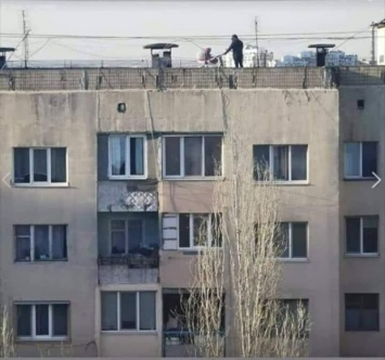 В Харькове молодой отец забрался с новорожденным на крышу многоэтажки: "карантин довел"