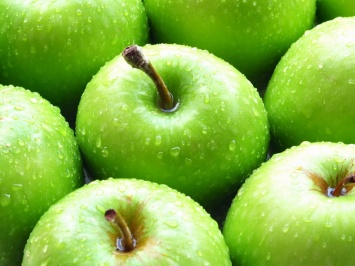 Диетологи рекомендуют начинать день с яблока, а не кофе