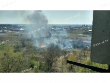 Возле районной больницы в Мелитополе пылает пожар (фото, видео)