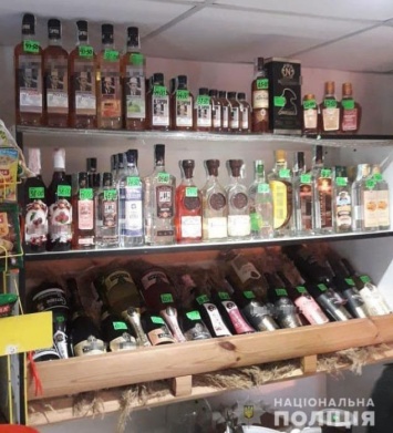 Полиция Кривого Рога изъяла почти 200 бутылок алкоголя на объекте, где торговали без лицензии, - ФОТО