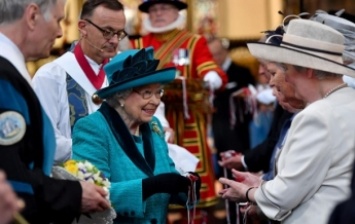 Елизавета II раздала британцам милостыню по почте из-за коронавируса (фото)
