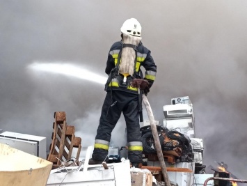 В Днепре горит склад вторсырья: огонь охватил 800 "квадратов"