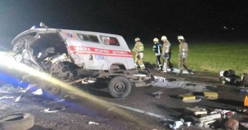 Машина "скорой" попала в ДТП в Харькове: три человека погибло