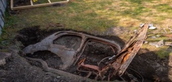 50 лет под землей: британец в собственном дворе откопал раритетный автомобиль. Фото
