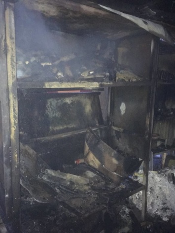 В центре Харькова горело нежилое здание. Спасатели вытащили из огня мужчину, - ФОТО