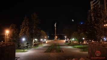 В небе над Днепром повисла убывающая луна