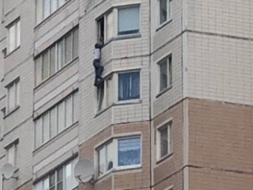 В Москве женщина 15 минут удерживала за руки выпавшего из окна пьяного приятеля