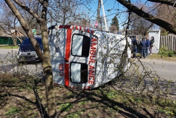 Перевернулась на бок: в Полтаве из-за скорой помощи произошло ДТП