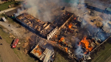 На Ровенщине горела территория монастыря, взрывались бочки с горючим. Фото масштабного пожара с высоты