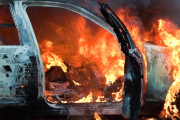 На Тракторостроителей сожгли четыре машины (фото)
