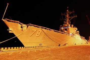 В Черное море идет американский ракетный эсминец
