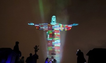В Рио-Де-Жанейро отблагодарили медиков, "одев" статую Христа в медицинский халат