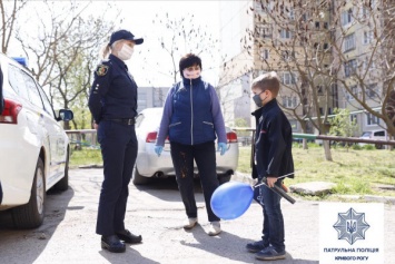 В Кривом Роге патрульные определили самых активных учеников «Школы безопасности онлайн» и наградили их призами