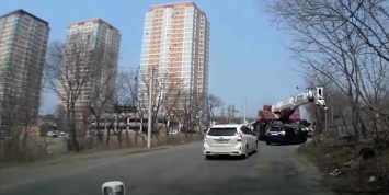 Во Владивостоке кран с отказавшими тормозами протаранил легковой автомобиль на "встречке"
