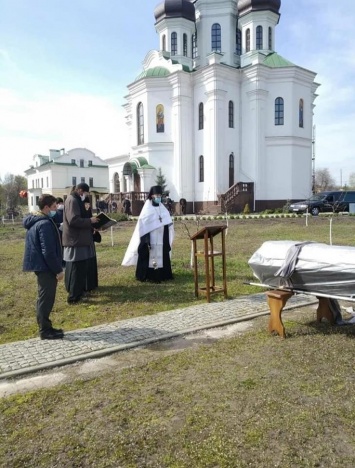 Умерщего монаха Киево-Печерской лавры хоронили в завернутом в полиэтилен гробу