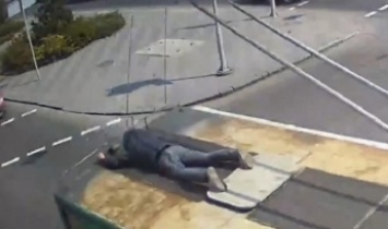 "Миссия невыполнима": в Днепре "безбилетник" катался по городу на крыше троллейбуса (Видео)