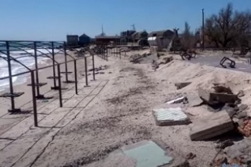 В Кирилловке море съело пляж - бетонные плиты разбросало, как картонки (видео)