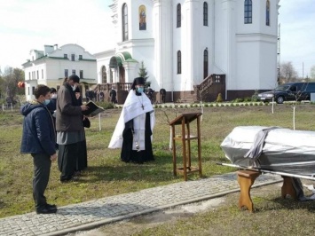 Монаха Киево-Печерской лавры, у которого якобы не было коронавируса, хоронили в гробу, обмотанном пленкой