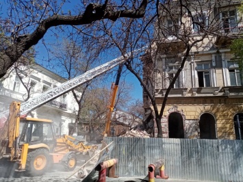 В центре Одессы начали разбирать аварийные конструкции частично обрушившегося памятника архитектуры
