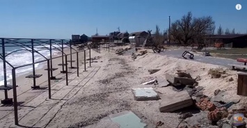 В Кирилловке волны смыли пляжи и разбросали бетонные плиты (ВИДЕО)