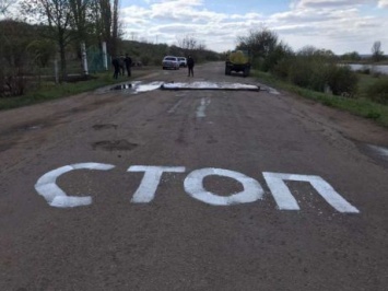 В Вознесенском районе, где зафиксирован очаг заболевания COVID-19, перекрыли дороги в соседние села и установили барьер для дезинфекции автомобилей (ФОТО)