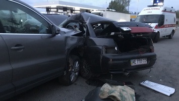 В Днепре на Маршала Малиновского столкнулись Volkswagen и ВАЗ: троих пострадавших забрала скорая