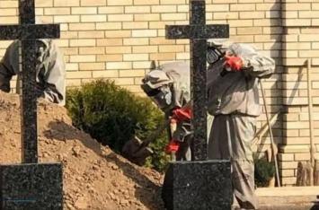 Гроб - в полиэтилене, присутствующие - в «скафандрах»: как похоронили архимандрита Киево-Печерской лавры. ФОТО