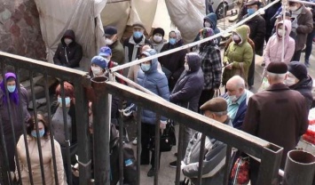 Десятки людей столпились возле входа в центральный рынок (видео)