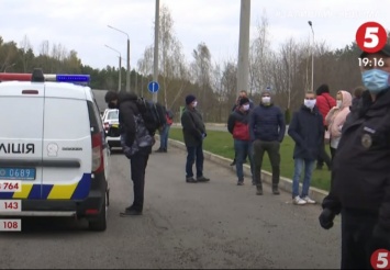 Украинцы, которые вернулись из Европы через "Ягодин", прямо на границе устроили протест против обсервации (ВИДЕО)
