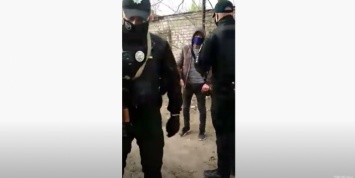 Конфликт с полицией на Луганщине: публикуем видео инцидента, после которого девушку увезли в больницуЭКСКЛЮЗИВ