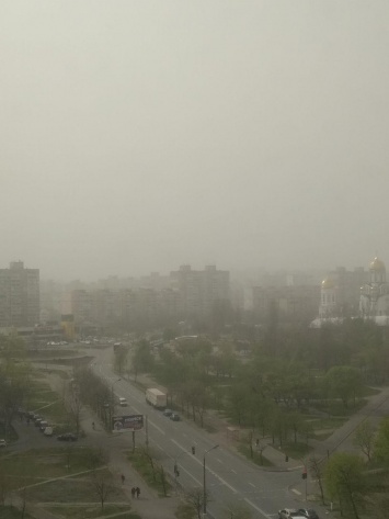 "Кажись, за окном судный день начинается". В Киеве разыгралась пылевая буря, окрасившая все в рыжий цвет