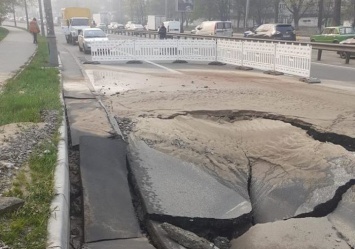 В КГГА рассказали, когда починят дорогу на Караваевых дачах