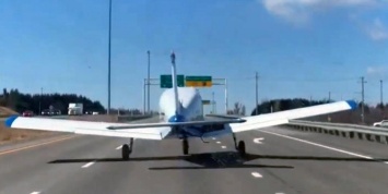 В Канаде самолет аварийно сел на трассу