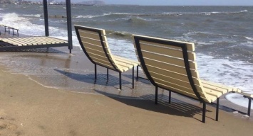 Море штормит! В Мариуполе огромные волны затапливают городской пляж,- ВИДЕО