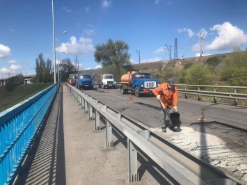 В Запорожье начали ремонт быков плотины ДнепроГЭС и съезда с моста Преображенского