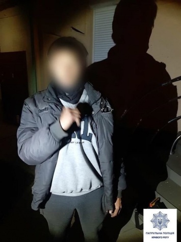 Полиция задержала криворожанина, который гулял ночью с кондиционером в руках, - ФОТО